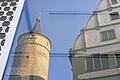 Heruntergelassener Rollos, leeres Schaufenster &ndash; in einem leer stehenden Geschäft in der Innenstadt spiegeln sich Rathaus und Marktturm. Ein Motiv, das man in Kitzingen seit langem findet. Ebenso lange wird im Stadtrat über Stadtentwicklung diskutiert. Ergebnis: gleich Null.