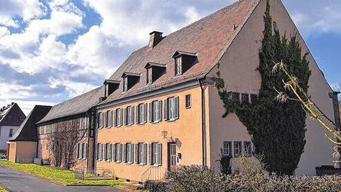 Das ehemalige Verwaltungsgebäude der &bdquo;Flussgruppe Main&ldquo; ist das Kernstück des RMD-Geländes in Steinbach. Frühere Pläne sahen vor, es abzureißen, um Platz für Bauplätze zu schaffen. Foto: Johannes Ungemach