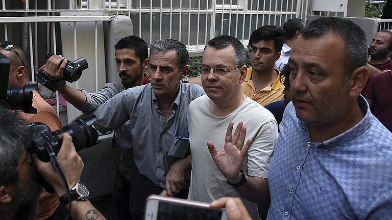 Andrew Craig Brunson - Der US-Pastor Andrew Brunson (Mitte, im hellen Shirt) wird seit anderthalb Jahren in der Türkei festgehalten. Das Foto zeigt ihn bei der Eskortierung in den Hausarrest. Andrew Craig Brunson - Der US-Pastor Andrew Brunson (Mitte, im hellen Shirt) wird seit anderthalb Jahren in der Türkei festgehalten. Das Foto zeigt ihn bei der Eskortierung in den Hausarrest.