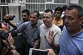 Andrew Craig Brunson       -  Der US-Pastor Andrew Brunson (Mitte, im hellen Shirt) wird seit anderthalb Jahren in der Türkei festgehalten. Das Foto zeigt ihn bei der Eskortierung in den Hausarrest.