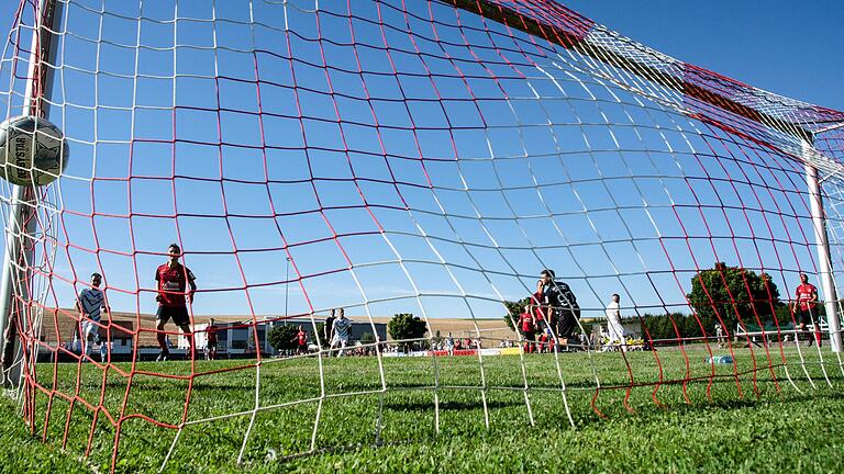 Tor für die DJK Dampfach im Spiel gegen die DJK Schwebenried/Schwemmelsbach. Auch am siebten Landesliga-Spieltag verbuchte der Aufsteiger aus dem Landkreis Haßberge einen Sieg. Die FT Schweinfurt und der FC Sand unterlagen ihren jeweiligen Gegnern. Tor für die DJK Dampfach im Spiel gegen die DJK Schwebenried/Schwemmelsbach. Auch am siebten Landesliga-Spieltag verbuchte der Aufsteiger aus dem Landkreis Haßberge einen Sieg. Die FT Schweinfurt und der FC Sand unterlagen ihren jeweiligen Gegnern.