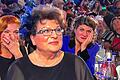 Tief bewegt verfolgt Barbara Stamm 2019 bei der 'Fastnacht in Franken' die Hommage, die ihr die Künstler auf der Bühne bringen. Im Hintergrund ihre Töchter Sissi (links) und Claudia.