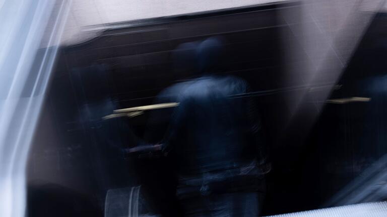 Eine Person fährt mit der Rolltreppe hinab zur U-Bahn       -  Phobien sind irrationale Angstzustände, die durch spezifische Objekte oder Situationen ausgelöst werden.
