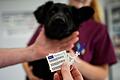 Chip zur Kennzeichnung eines Welpen       -  Mit einem Chip können Hunde identifiziert und mit ihren Haltern vereint werden.