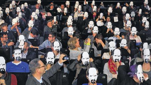 Stromberg, so weit das Auge reicht: Bei der Premiere des Films in Köln setzten fast alle Besucher Masken mit dem Konterfei des Büro-Ekels auf. Stromberg, so weit das Auge reicht: Bei der Premiere des Films in Köln setzten fast alle Besucher Masken mit dem Konterfei des Büro-Ekels auf.
