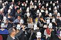 Stromberg, so weit das Auge reicht: Bei der Premiere des Films in Köln setzten fast alle Besucher Masken mit dem Konterfei des Büro-Ekels auf.