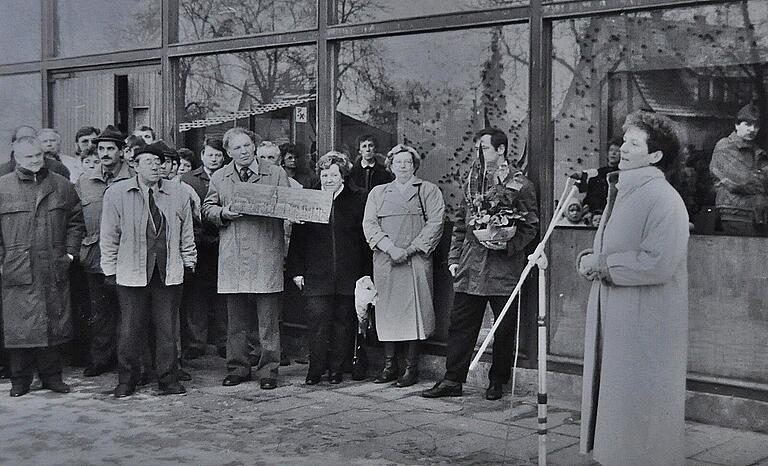 7. Januar 1990: Römhilds Bürgermeisterin Wanda Hoffmann begrüßte die Gäste aus Bad Königshofen am Kulturhaus in Römhild. 7. Januar 1990: Römhilds Bürgermeisterin Wanda Hoffmann begrüßte die Gäste aus Bad Königshofen am Kulturhaus in Römhild.