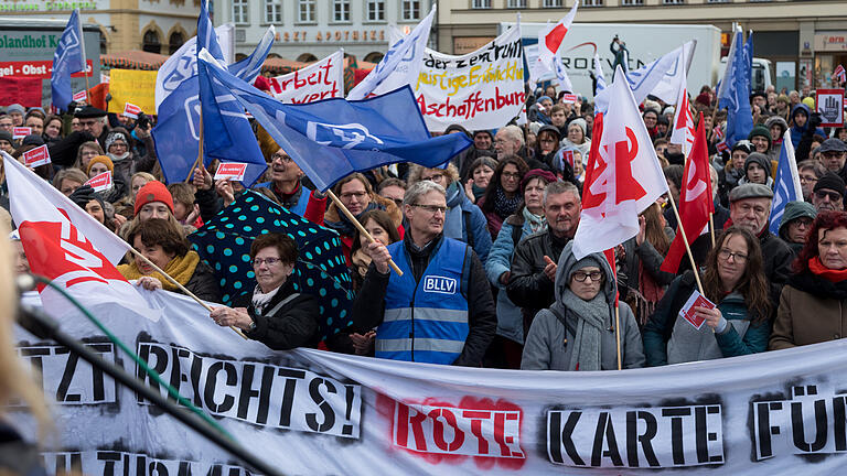 Demor der Lehrer       -  Mehrere Hundert Menschen treffen sich am Samstag (18.01.20) zu einer Kundgebung auf dem Unteren Markt in Würzburg. Aufgerufen hat hierzu die Gewerkschaft Erziehung und Wissenschaft (GEW) in Unterfranken, die gegen die Personalpolitik des Kultusministeriums protestiert. Im Fokus der Veranstaltung steht das „Piazolo-Paket“ für Grund-, Mittel- und Förderschulen, das ab dem Schuljahr 2020/21  unter anderem eine Erhöhung der Unterrichtspflichtzeit und eine Einschränkung der Teilzeitarbeit verordnet.