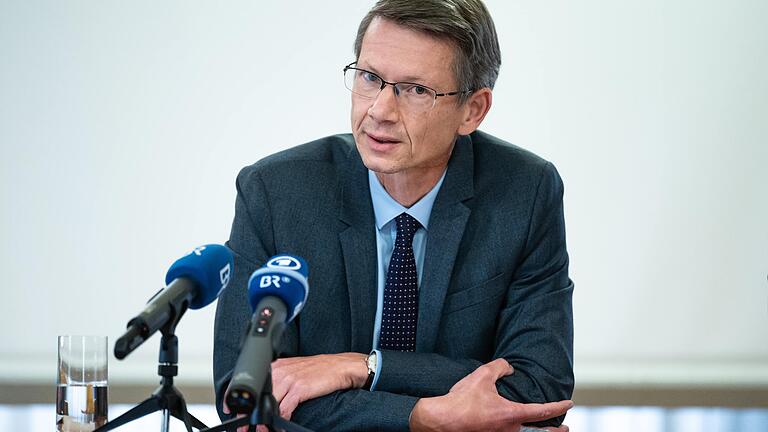 Bei einer Pressekonferenz verkündete Schweinfurts Oberbürgermeister Sebastian Remelé den Ausstieg aus der Planung für die Landesgartenschau 2026.