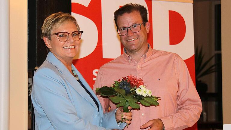 Ein Blumenstrauß zur Wiederwahl: Norbert Schaub wurde als Kreisvorsitzender der SPD im Amt bestätigt. Die parlamentarische Staatssekretärin Sabine Dittmar gratulierte.       -  Ein Blumenstrauß zur Wiederwahl: Norbert Schaub wurde als Kreisvorsitzender der SPD im Amt bestätigt. Die parlamentarische Staatssekretärin Sabine Dittmar gratulierte.