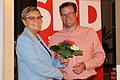 Ein Blumenstrauß zur Wiederwahl: Norbert Schaub wurde als Kreisvorsitzender der SPD im Amt bestätigt. Die parlamentarische Staatssekretärin Sabine Dittmar gratulierte.       -  Ein Blumenstrauß zur Wiederwahl: Norbert Schaub wurde als Kreisvorsitzender der SPD im Amt bestätigt. Die parlamentarische Staatssekretärin Sabine Dittmar gratulierte.