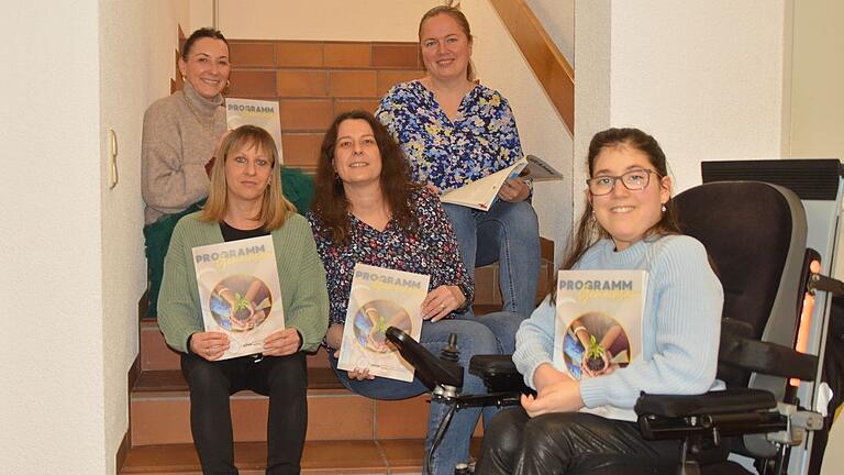 Das Vhs-Team präsentiert das neue Programmheft: Sabine Banuelos (von links), Daniela Hock, Christina Brune, Svetlana Demidovich und Marie Anderlohr. Das Vhs-Team präsentiert das neue Programmheft: Sabine Banuelos (von links), Daniela Hock, Christina Brune, Svetlana Demidovich und Marie Anderlohr.