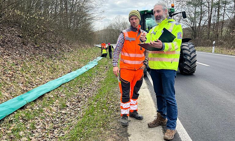Teamarbeit: Christian Raehse, Geschäftsstellenleiter vom Bund Naturschutz Kreisgruppe Haßberge,rechts daneben Jonas Nalmpantis vom Naturschutz am Landratsamt Haßberge, im Hintergrund Helfende im Auftrag des Maschinenrings. Teamarbeit: Christian Raehse, Geschäftsstellenleiter vom Bund Naturschutz Kreisgruppe Haßberge,rechts daneben Jonas Nalmpantis vom Naturschutz am Landratsamt Haßberge, im Hintergrund Helfende im Auftrag des Maschinenrings.