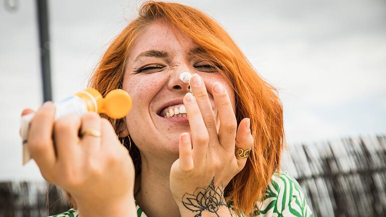 Eine junge Frau trägt Sonnencreme auf - Sonnencreme ist längst nicht gleich Sonnencreme: Es gibt verschiedene UV-Filter - mit unterschiedlichen Auswirkungen auf die Umwelt. Eine junge Frau trägt Sonnencreme auf - Sonnencreme ist längst nicht gleich Sonnencreme: Es gibt verschiedene UV-Filter - mit unterschiedlichen Auswirkungen auf die Umwelt.