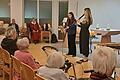 Marie Erndl und Tabea Wink beim Flötenkonzert im Caritas-Seniorenzentrum.
