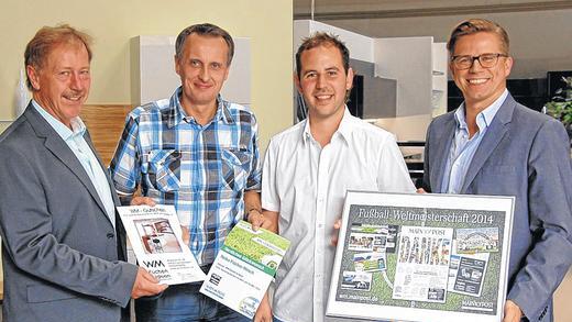 Beim WM-Gewinnspiel von WM-Küchen und Main-Post siegte Heiko Fischer-Hirsch aus Boxberg im Main-Tauber-Kreis (Zweiter von links). Den Preis überreichten Gerd Reichert, Medienberater bei der Main-Post (links), Sven Rüppel, Geschäftsführer von WM-Küchen (Dritter von links), und Christian Franz, Online-Verkaufsleiter der Main-Post. Beim WM-Gewinnspiel von WM-Küchen und Main-Post siegte Heiko Fischer-Hirsch aus Boxberg im Main-Tauber-Kreis (Zweiter von links). Den Preis überreichten Gerd Reichert, Medienberater bei der Main-Post (links), Sven Rüppel, Geschäftsführer von WM-Küchen (Dritter von links), und Christian Franz, Online-Verkaufsleiter der Main-Post.