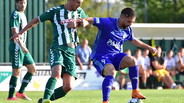 De quirlige Pasqual Verkamp (rechts), einer der Aktivposten von Viktoria Aschaffenburg, schirmt den Ball gekonnt mit Händen und Füßen gegen Großbardorfs Stefan Piecha ab. De quirlige Pasqual Verkamp (rechts), einer der Aktivposten von Viktoria Aschaffenburg, schirmt den Ball gekonnt mit Händen und Füßen gegen Großbardorfs Stefan Piecha ab.