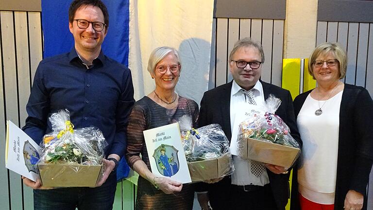 Auszeichung für vielfältiges und jahrzehntelanges ehrenamtliches Engagement in Zell (von links): Stefan Golla, Karin Stumpf, Thomas Hetterich und Bürgermeisterin Anita Feuerbach. Auszeichung für vielfältiges und jahrzehntelanges ehrenamtliches Engagement in Zell (von links): Stefan Golla, Karin Stumpf, Thomas Hetterich und Bürgermeisterin Anita Feuerbach.