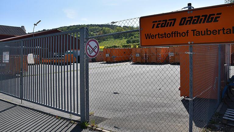 Eine Ertüchtigung des Wertstoffhofes mit Kosten von gut 12 000 Euro und die Einstellung zweier Mitarbeiter sorgen für den Fortbestand des Röttinger Wertstoffhofes. Eine Ertüchtigung des Wertstoffhofes mit Kosten von gut 12 000 Euro und die Einstellung zweier Mitarbeiter sorgen für den Fortbestand des Röttinger Wertstoffhofes.