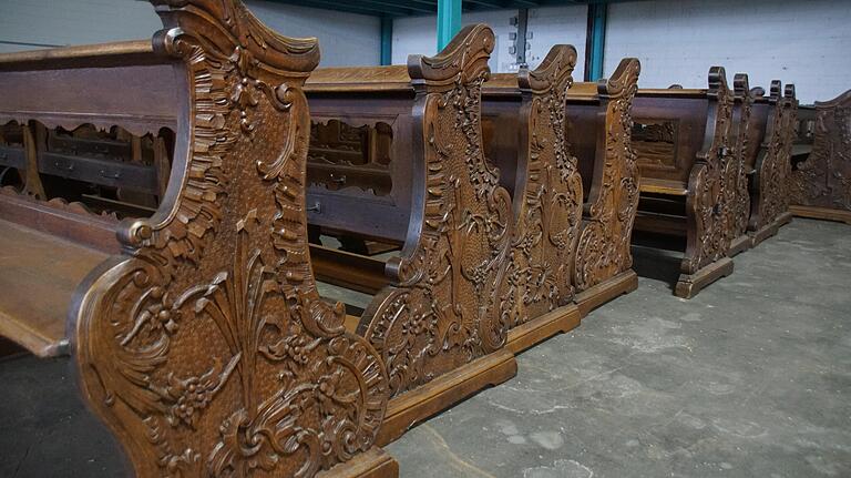 Kaum Schäden haben die über 250 Jahre alten Kirchenbänke aus Eiche.