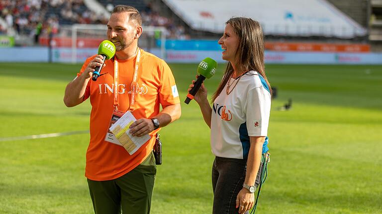 Stadionsprecher und Moderator für den guten Zweck: Matthias Bielek beim Benefiz-Fußballspiel 'Champions for Charity' in Frankfurt zusammen mit Julia Nestle aus der Hitradio FFH Morningshow, die direkt von der EM in München kam, wo sie Stadionsprecherin im Olympiastadion war. Stadionsprecher und Moderator für den guten Zweck: Matthias Bielek beim Benefiz-Fußballspiel 'Champions for Charity' in Frankfurt zusammen mit Julia Nestle aus der Hitradio FFH Morningshow, die direkt von der EM in München kam, wo sie Stadionsprecherin im Olympiastadion war.