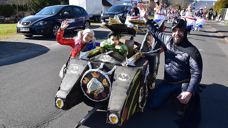 Die Superhelden Batman, Harley Quinn und Hulk (noch etwas unsicher im Wagen) beim Lengfurter Rosenmontagszug. Die Superhelden Batman, Harley Quinn und Hulk (noch etwas unsicher im Wagen) beim Lengfurter Rosenmontagszug.