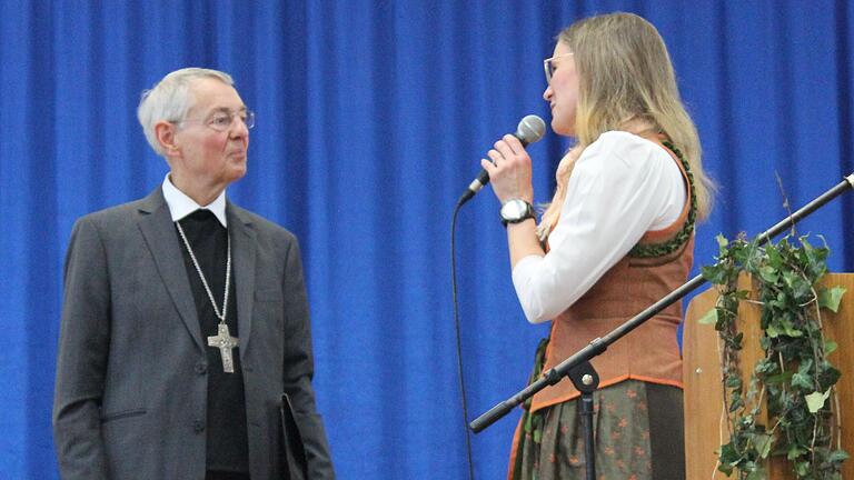 Die Kreisbäuerin Barbara Göpfert bedankte sich bei Erzbischof Schick für seinen Vortrag beim Landfrauentag in Waigolshausen darüber, was eine Gesellschaft zusammenhält. Die Kreisbäuerin Barbara Göpfert bedankte sich bei Erzbischof Schick für seinen Vortrag beim Landfrauentag in Waigolshausen darüber, was eine Gesellschaft zusammenhält.