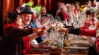 Närrische Weinprobe       -  Zahlreiche Närrinen und Narren aus Politik und Gesellschaft besuchen am Sonntag (12.01.25) im Staatlichen Hofkeller der Residenz in Würzburg die Närrische Weinprobe.
