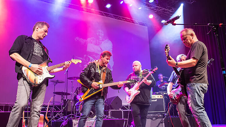 Über 600 Gäste kamen zum Benefizkonzert Bandits-Aid am Donnerstag (03.10.19) in die Posthalle. Die Würzburger Rockgruppe 'The Bandits' hatten anlässlich ihres 30-jährigen Bestehens eingeladen und feierten gemeinsam mit dem Publikum und zahlreichen musikalischen Gästen den Bandgeburtstag. Unter anderem rockten Musiker der Bands „First Generation of Number Nine”, “Four Wheel Drive“, “Jets” und “Jets Revival Band” und Andreas Kümmert die Bühne.