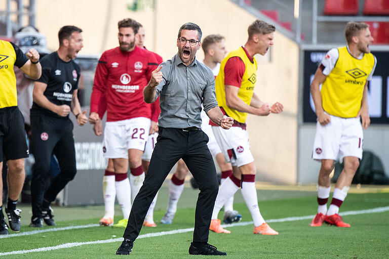 Freude, Erleichterung, blanker Wahnsinn: Nürnbergs Trainer Michael Wiesinger lässt seinen Emotionen nach dem Abpfiff freien lauf. Freude, Erleichterung, blanker Wahnsinn: Nürnbergs Trainer Michael Wiesinger lässt seinen Emotionen nach dem Abpfiff freien lauf.
