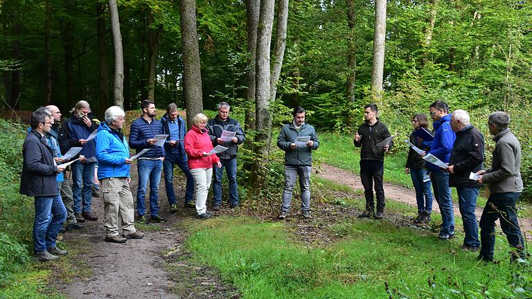 Einen kleinen Waldspaziergang unternahm der Gemeinderat Frammersbach. Besichtigt wurde unter anderem das an die Motorsportfreunde verpachtete Waldgebiet am Sauerberg. Einen kleinen Waldspaziergang unternahm der Gemeinderat Frammersbach. Besichtigt wurde unter anderem das an die Motorsportfreunde verpachtete Waldgebiet am Sauerberg.