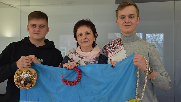 Einen Glücksbringer, wie er in den meisten ukrainischen Haushalten zu finden ist, hat Michael Seel (links) mitgebracht. Der 16-Jährige ist genauso wie Philipp Streck Schüler der 11. Klasse des Alexander-von-Humboldt-Gymnasiums. Kornelia Schistka-Streck arbeitet seit vielen Jahren für die Justiz. Einen Glücksbringer, wie er in den meisten ukrainischen Haushalten zu finden ist, hat Michael Seel (links) mitgebracht. Der 16-Jährige ist genauso wie Philipp Streck Schüler der 11. Klasse des Alexander-von-Humboldt-Gymnasiums. Kornelia Schistka-Streck arbeitet seit vielen Jahren für die Justiz.