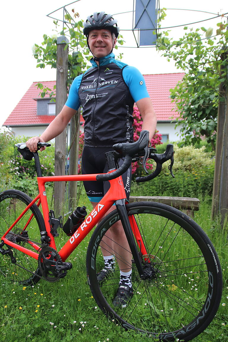 Roland Sauer mit dem seinem Rad. Roland Sauer mit dem seinem Rad.