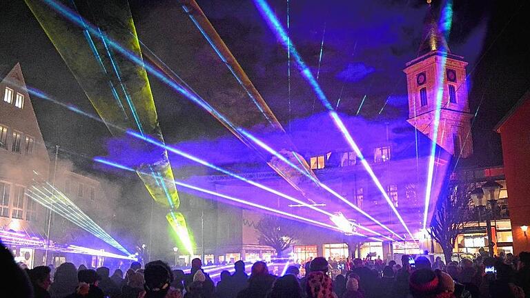 Sternennacht Lasershow3       -  Der Marktplatz in ganz neuem Licht: Eine Lasershow sorgte bei der Neuschter Sternennacht für staunende Besucher.