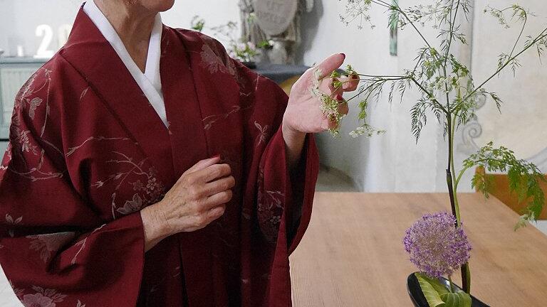 Zen in Schonungen: Sonja Illig präsentierte in der Alten Kirche Ikebana-Blumenkunst.