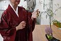 Zen in Schonungen: Sonja Illig präsentierte in der Alten Kirche Ikebana-Blumenkunst.