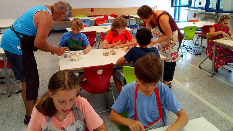 Kneten, schnippeln und backen unter fachkundiger Anleitung beim Ferienprogramm der Kommunalen Allianz Raum Marktheidenfeld.