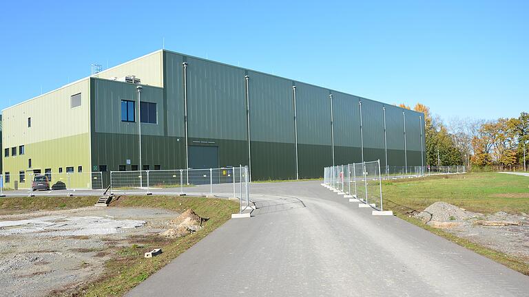 Anfang 2021 soll die neue Bereitstellungshalle für schwach- und mittelradioaktive Stoffe auf dem Gelände des Kernkraftwerks Grafenrheinfeld in Betrieb genommen werden. Kraftwerksbetreiber PreussenElektra hat die Genehmigung, hier auch 20 Prozent belastetes Material aus seinen anderen Standorten einzulagern. Anfang 2021 soll die neue Bereitstellungshalle für schwach- und mittelradioaktive Stoffe auf dem Gelände des Kernkraftwerks Grafenrheinfeld in Betrieb genommen werden. Kraftwerksbetreiber PreussenElektra hat die Genehmigung, hier auch 20 Prozent belastetes Material aus seinen anderen Standorten einzulagern. 