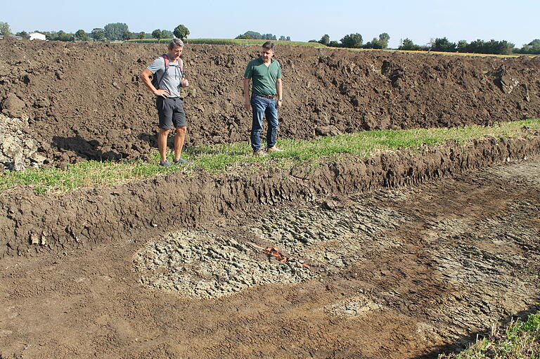 Nach dem Abziehen des Mutterbodens suchen Archäologen momentan nach Verfärbungen im Erdreich. Für die Forschungen interessiert sich neben Architekt Martin Giedl (rechts) auch der ehrenamtliche Gerolzhöfer Museumsleiter Bertram Schulz, dessen Spezialgebiet die Vor- und Frühgeschichte ist.