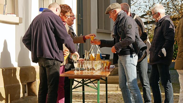 Sektumtrunk beim Patroziniumsfest St. Wolfgang in Hausen. Sektumtrunk beim Patroziniumsfest St. Wolfgang in Hausen.