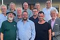 Das Bild zeigt die neue Vorstandschaft der CSU-Steinsfeld mit Dominic Reichert (Mitte) und seinen beiden Stellvertretern Manfred Wolf (1. Reihe links), Christian Schramm (1. Reihe 2. von rechts) und CSU-Bezirksvorsitzenden Steffen Vogel (rechts).