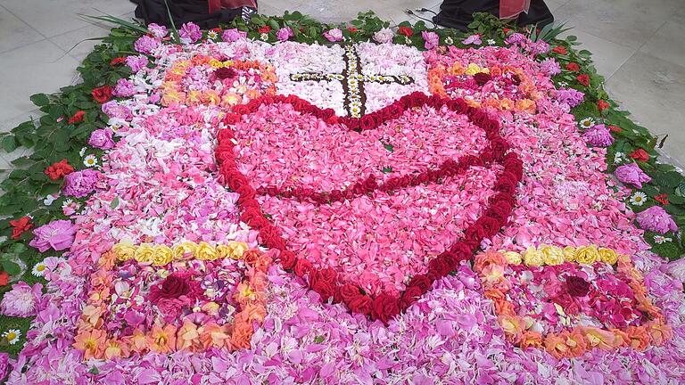 Auf dem Bild: Das Herz Jesus als Blumenteppich in der Kirche.