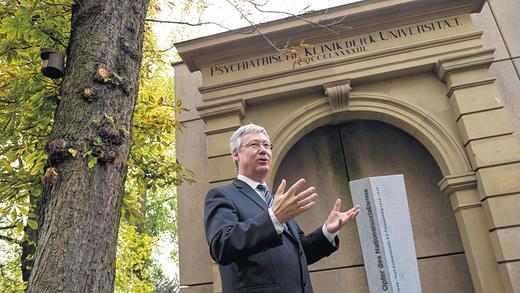Aufarbeiter: Professor Jürgen Decker, der Direktor der Psychiatrischen Klinik, initiierte das Denkmal in der Füchsleinstraße, das Würzburger T4-Opfern gewidmet ist.
