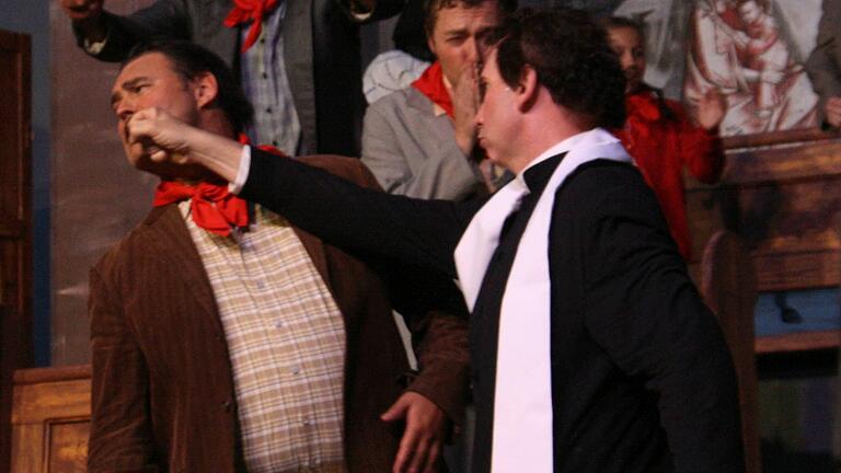 Das Stück „Don Camillo und seine Herde“ eröffnete die Scherenburgfestspiele in Gemünden.