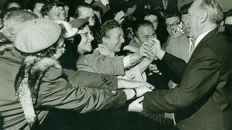 Im Oktober 1958 begrüßt Bundeskanzler Konrad Adenauer bei einem CSU-Parteitag seine Zuhörer in der Frankenhalle. Foto: Walter Röder Im Oktober 1958 begrüßt Bundeskanzler Konrad Adenauer bei einem CSU-Parteitag seine Zuhörer in der Frankenhalle. Foto: Walter Röder