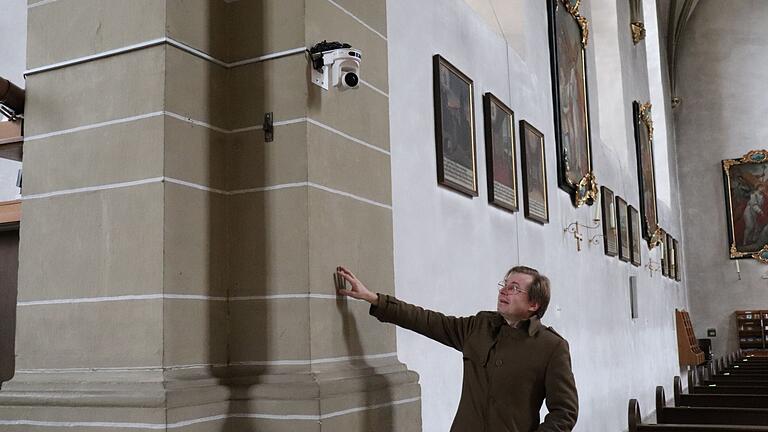 Die Kameras liefern Aufnahmen des Altars aus verschiedenen Perspektiven. Die Kameras liefern Aufnahmen des Altars aus verschiedenen Perspektiven.