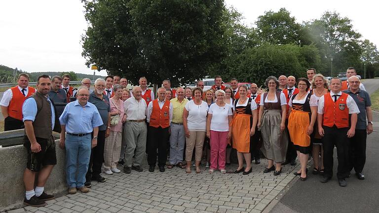 Auf dem Foto Bgm. Michael Werner (vorne links), Kreisvorsitzende NBMB Renate Haag (Dritte von rechts) und Vereinsmitglieder, die für langjährige Vereinszugehörigkeit geehrt wurden. Auf dem Foto Bgm. Michael Werner (vorne links), Kreisvorsitzende NBMB Renate Haag (Dritte von rechts) und Vereinsmitglieder, die für langjährige Vereinszugehörigkeit geehrt wurden.