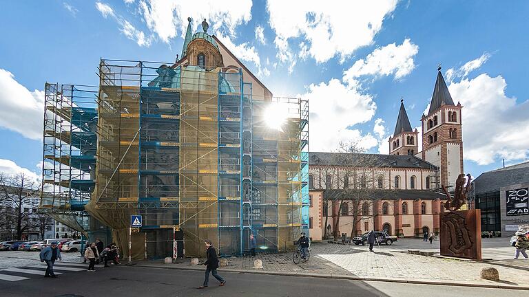 Seit 2020 steht das Gerüst um die Schönbornkapelle am Kiliansdom. Eine Leserin fragt nach, wie lange die Baumaßnahmen noch andauern werden. Seit 2020 steht das Gerüst um die Schönbornkapelle am Kiliansdom. Eine Leserin fragt nach, wie lange die Baumaßnahmen noch andauern werden. 