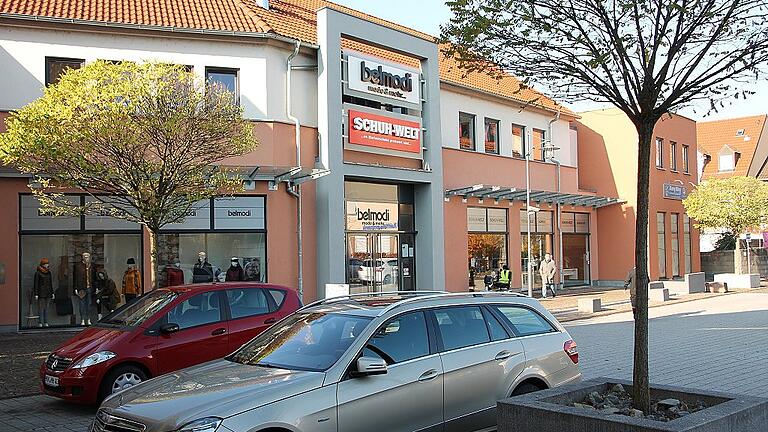 Aus zum 31. Juli 2019: Das Modehaus belmodi schließt. Die Zukunft der schuh-welt ist ebenfalls ungewiss. Aus zum 31. Juli 2019: Das Modehaus belmodi schließt. Die Zukunft der schuh-welt ist ebenfalls ungewiss.