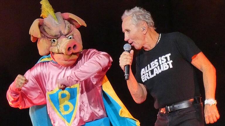 Beim Song &bdquo;Schweinefunk&ldquo; war sogar ein mannsgroßes Borstentier auf der Bühne dabei.
